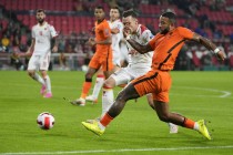 荷兰1-0波兰：欧洲杯资格赛激烈对抗的简单介绍